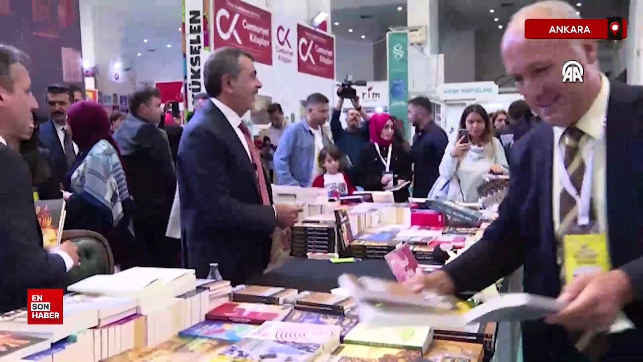 Milli Eğitim Bakanı Tekin, 22. Ankara Kitap Fuarı'nda kitaplarını imzaladı