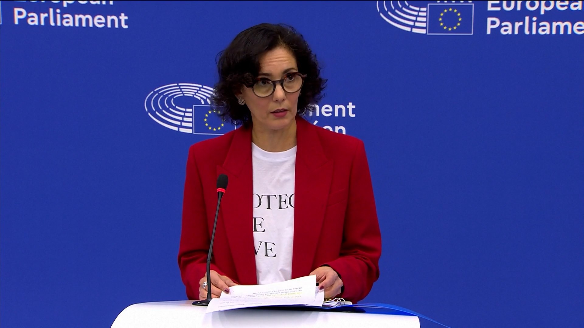 Bruselas ha propuesto prohibir las denominadas pr�cticas de conversi�n dirigidas al colectivo LGTBIQ. En la nueva estrategia 2026-2030, presentada este mi�rcoles, la Comisi�n Europea califica estas pr�cticas como "intervenciones profundamente da�inas basadas en la idea m�dicamente falsa de que las personas lesbianas, gais, transg�nero, intersexuales y queer est�n enfermas". Adem�s, advierte de que provocan "dolor y sufrimiento severos, as� como da�os psicol�gicos y f�sicos duraderos".

El documento, presentado por la comisaria de Preparaci�n, Gesti�n de Crisis e Igualdad, Hadja Lahbib, destaca que el 24% de las personas LGTBIQ han sido sometidas a pr�cticas de conversi�n, que incluyen violencia f�sica y sexual, abusos verbales y humillaciones. Esta cifra aumenta significativamente en el caso de las personas trans: alcanza el 47% en mujeres trans y el 48% en hombres trans.
No obstante, un aspecto clave de la propuesta es que la Comisi�n Europea se limita a "apoyar" y "ayudar" a los Estados miembros en la implementaci�n de la prohibici�n, pero deja en sus manos la decisi�n final. En otras palabras, ser�n los propios pa�ses quienes determinen si adoptan o no la medida; por ejemplo, en Hungr�a, la decisi�n recaer� en el Gobierno de Viktor Orb�n.
La comisaria Lahbib, quien tambi�n present� el llamado "kit de supervivencia de 72 horas", destac� que otro de los pilares fundamentales de su plan es "proteger a las personas LGBTIQ+ de cualquier forma de violencia" y "empoderarlas para que puedan vivir libres de discriminaci�n y con igualdad de derechos en todos los �mbitos de la vida".