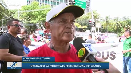 Terceirizados da prefeitrura protestam por salário
