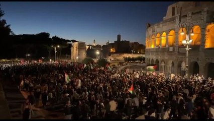 Roma, nuovo corteo pro-Pal sfila davanti al Colosseo