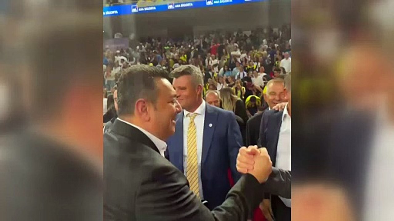 Fenerbahçe Başkanı Sadettin Saran, tebrikleri kabul etti.