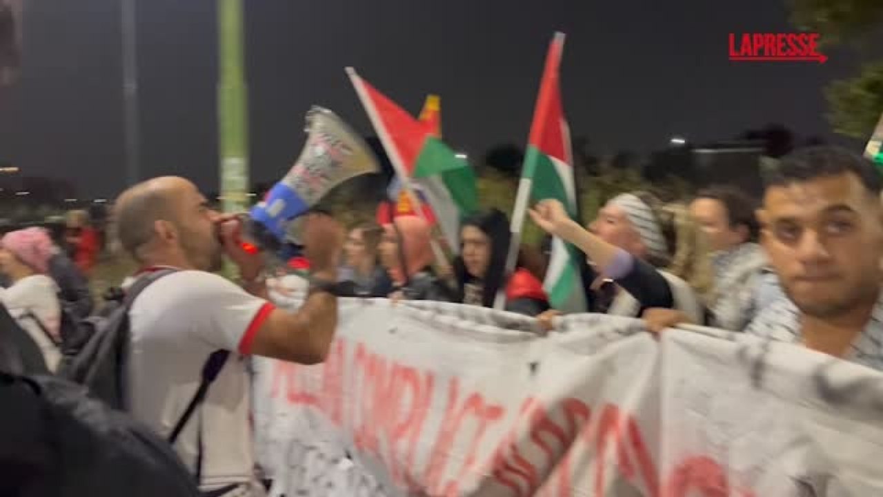 Milano: al corteo pro Pal cartelli contro la premier Meloni