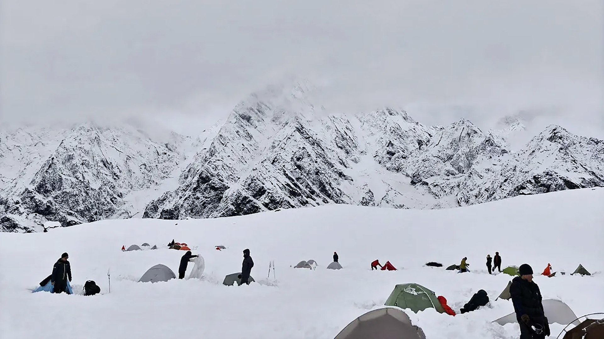 En 2007, en pleno auge de apertura con motivo de los Juegos Ol�mpicos de Pek�n 2008, el Gobierno chino, entonces presidido por Hu Jintao, present� un ambicioso proyecto para transformar el entorno del Everest en un enclave tur�stico de primer nivel. Los planes inclu�an la construcci�n de una autopista hasta el campo base norte, un hotel con spa, un museo y un helipuerto a 5.150 metros de altitud, configurando una aut�ntica "ciudad de vacaciones" en el techo del mundo.

Sin embargo, las protestas en el T�bet entre 2010 y 2012 y los cambios pol�ticos internos redujeron la magnitud del plan. El complejo tur�stico nunca lleg� a levantarse, aunque s� se complet� una carretera asfaltada que conecta la ciudad de Shigatse con los pies del Himalaya.

El pasado viernes, una tormenta inesperada sorprendi� a m�s de 500 senderistas en las rutas entre el Everest y el Cho Oyu, dejando un fallecido y obligando a desplegar un operativo de rescate de varios d�as.

Para el monta�ero y escritor Sebasti�n �lvaro, exdirector de Al filo de lo imposible, lo ocurrido refleja los riesgos del turismo sin preparaci�n en alta monta�a: �China construy� infraestructuras con la intenci�n de controlar el T�bet (...). En festividades como la Golden Week, miles de senderistas sin experiencia se plantan a 5.000 metros de altitud con un cortavientos y unas zapatillas de ciudad. Y luego cae una tormenta y pasa lo que pasa�.