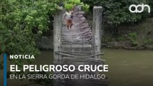 Habitantes de la Sierra Gorda de Hidalgo arriesgan la vida al cruzar un puente de madera podrida