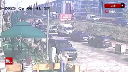 İzmir’de kontrolden çıkan tırın 2 aracı ezdiği anlar