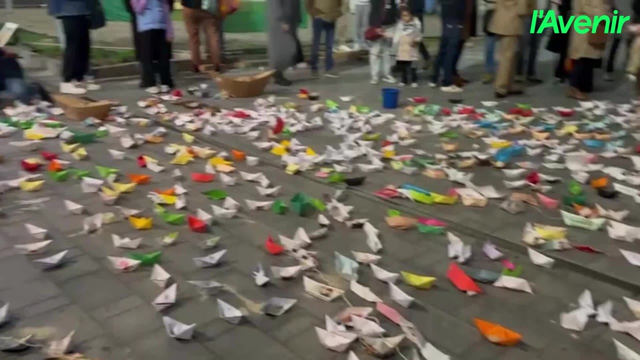"Un océan de papier pour Gaza" au pied de la cathédrale de Tournai