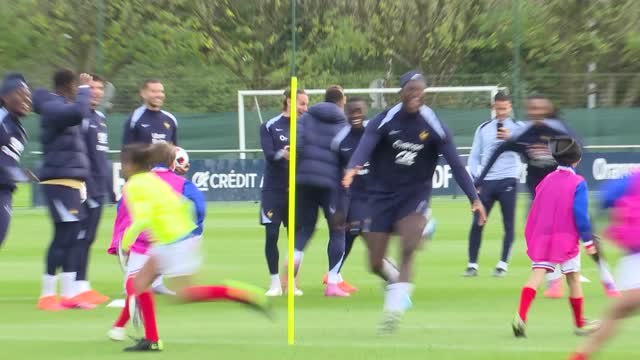 Bleus - Les joueurs participent à un « entraînement de rêve » avec une vingtaine d’enfants à Clairefontaine