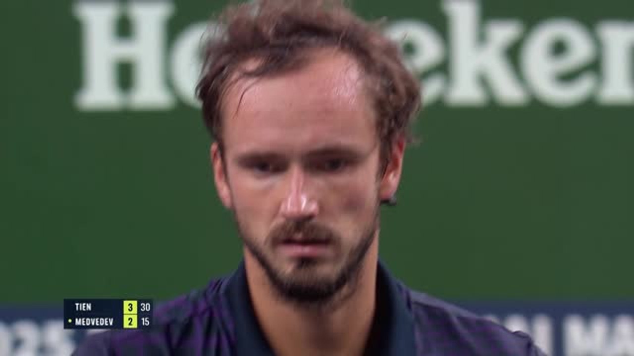 Shanghai - Daniil Medvedev, crampes et victoire au bout du suspense
