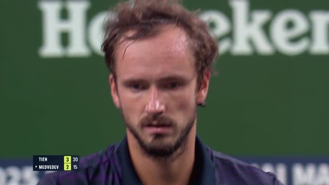 Shanghai - Daniil Medvedev, crampes et victoire au bout du suspense