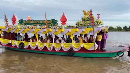 Alms Giving or Tak Bat Festival at Koh Kret/Pak Kret in Thailand #TakBat