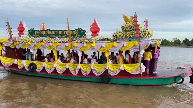 Alms Giving or Tak Bat Festival at Koh Kret/Pak Kret in Thailand #TakBat