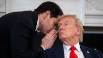 El momento en que Rubio le entrega una nota a Trump antes de anunciar el acuerdo sobre Gaza