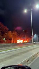 URGENTE! Ônibus em chamas interdita via no Parque da Cidade; assista