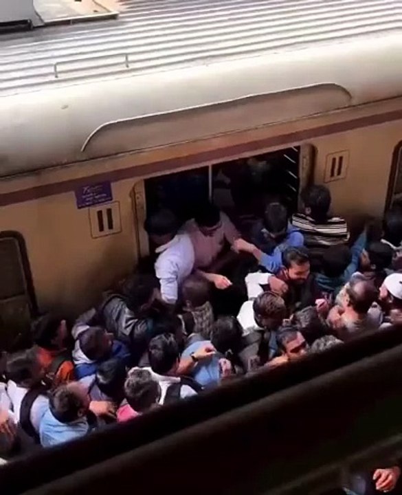 An ordinary day in Mumbai, India's most populous city 🚞