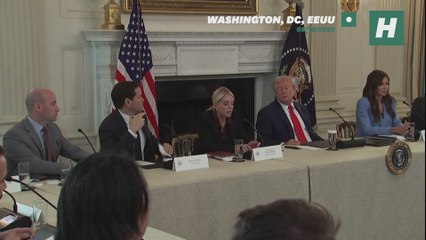 El momento en el que informan a Trump del acuerdo de paz entre Israel y Hamás