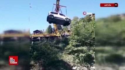 Artvin'de sel felaketinde mahsur kalan aracını 20 gün sonra vinç yardımıyla kurtardı