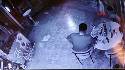 Camı kırıp girdiği markette yedi, içti ve gitti!