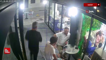 Hatay'da dikkatsizliğiyle cam kapıya çarpan kadın personel yere savruldu