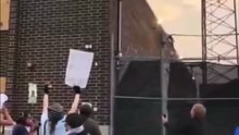 “Me dispararon mientras rezaba”: pastor herido durante protesta frente a agentes de EE.UU.
