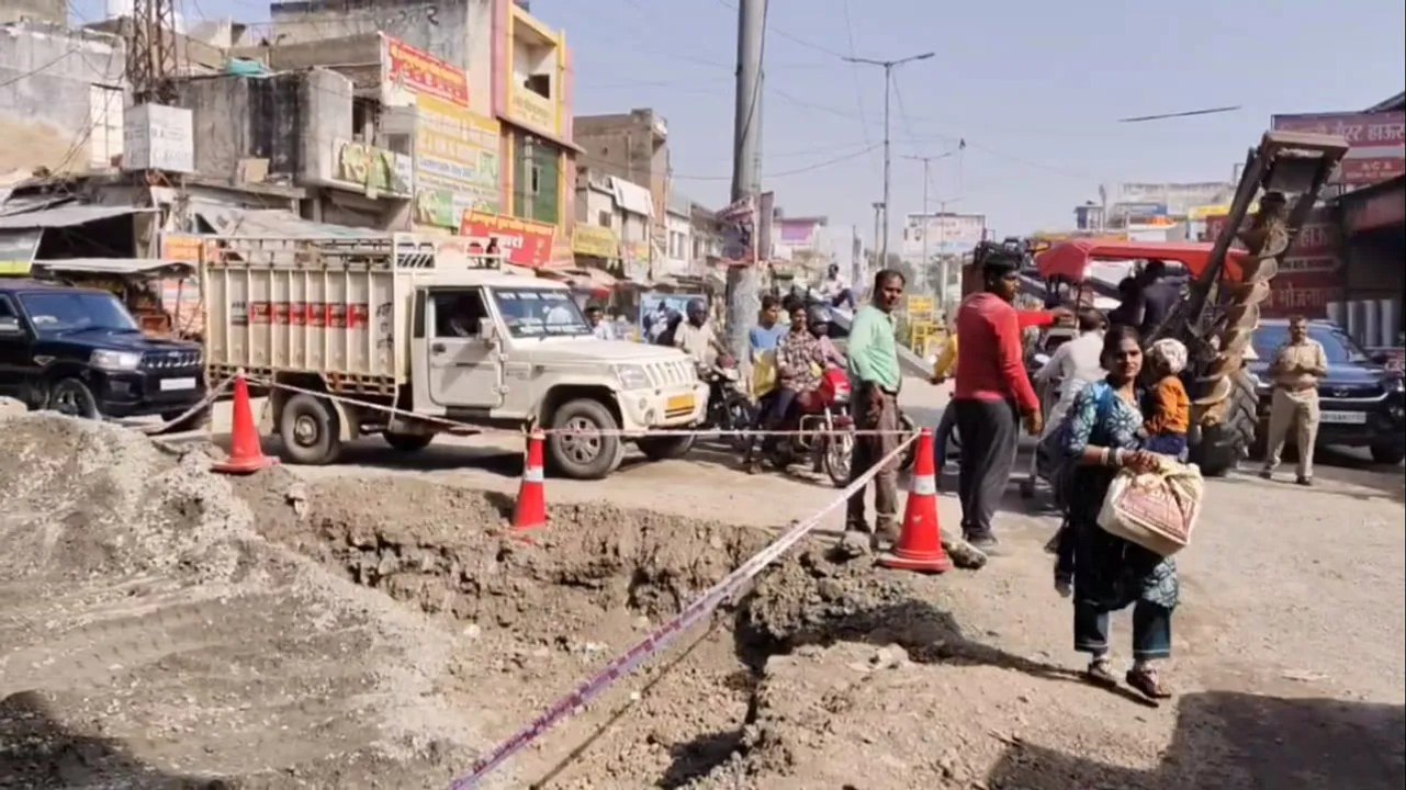 बहरोड़ मैन चौराहा पर रोड निर्माण से जाम, यात्रियों को हो रही परेशानी