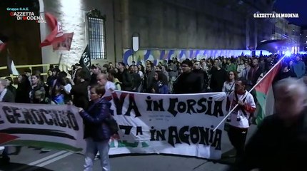 Modena, centinaia di Pro Pal in corteo: via Emilia bloccata
