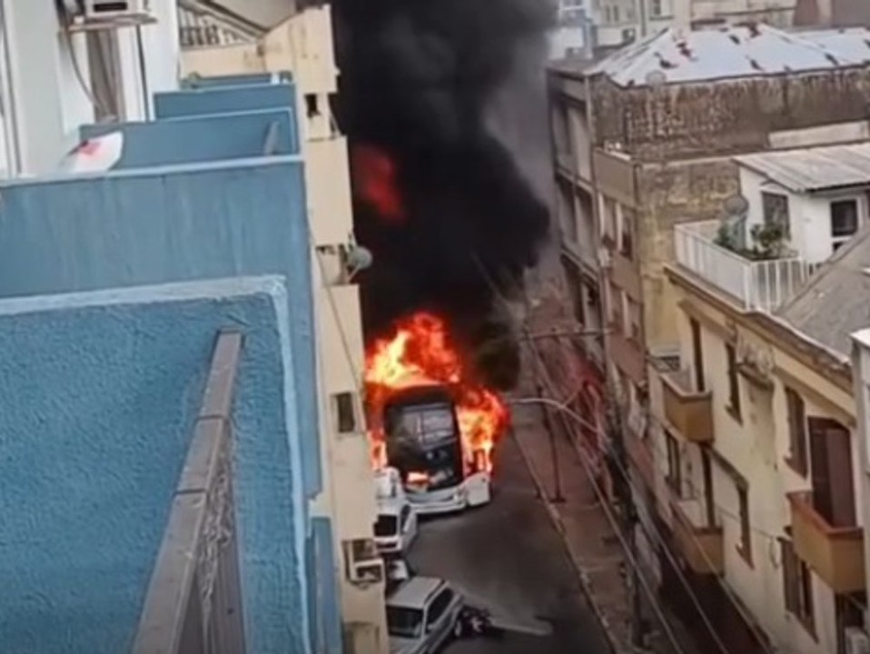 Bus mit Schülern rammt mehrere Autos und fängt Feuer
