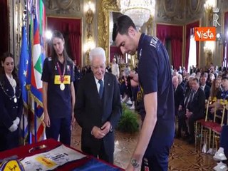 Mattarella riceve Italvolley, per lui in dono medaglie, pallone e magliette autografate