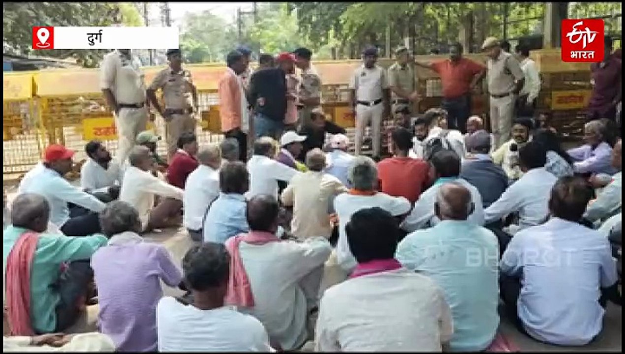 दुर्ग में बिजली टावर परियोजना से प्रभावित किसानों का प्रदर्शन, मुआवजे की मांग, आत्मदाह की कोशिश