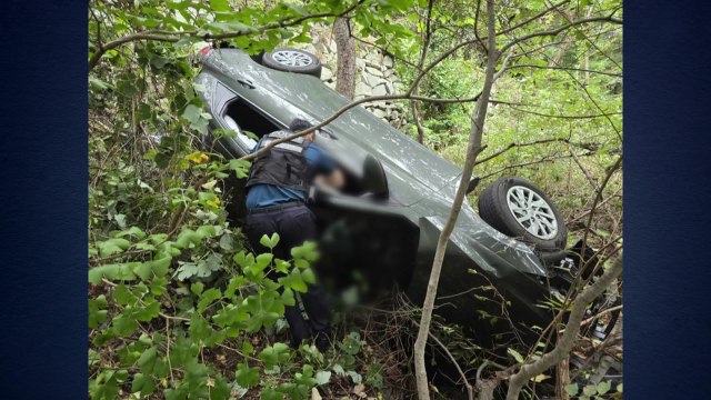 부산 만덕동 빗길 도로에서 차량 추락...2명 다쳐 / YTN