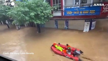 Inondazioni record in Vietnam, salvato uomo aggrappato a un albero