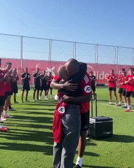 Sevilla, kanseri yenen Marcao'nun eşini alkışlarla karşıladı