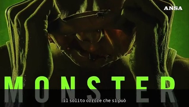 Charlie Hunnam e' Ed Gein nella serie Netflix Monster