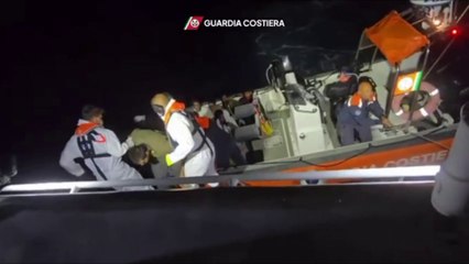 La Guardia Costiera soccorre 64 migranti sull'isola di Lampione