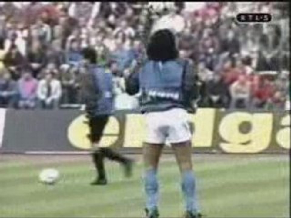 Echauffement de Maradona avec le Napoli sur Life is life