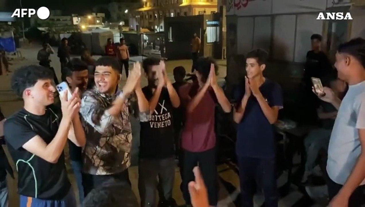 Accordo Israele-Hamas, gli abitanti di Gaza festeggiano per le strade