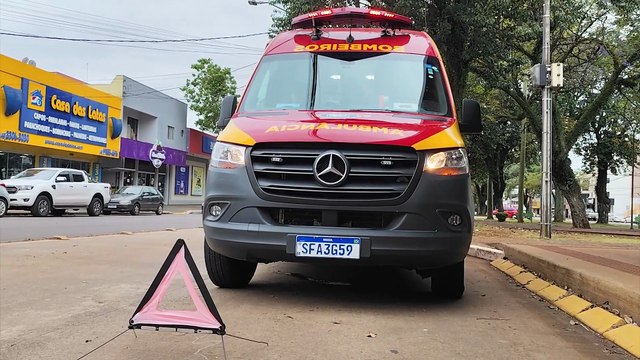 Idoso sofre queda ao tentar embarcar em ônibus na Avenida Brasil