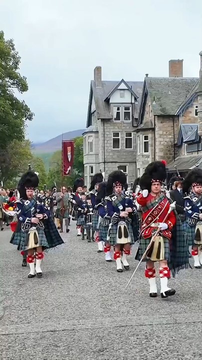 Ballater Pipe Band lead Braemar Highland Society March to 2025 Braemar Gathering in Scotland 🏴