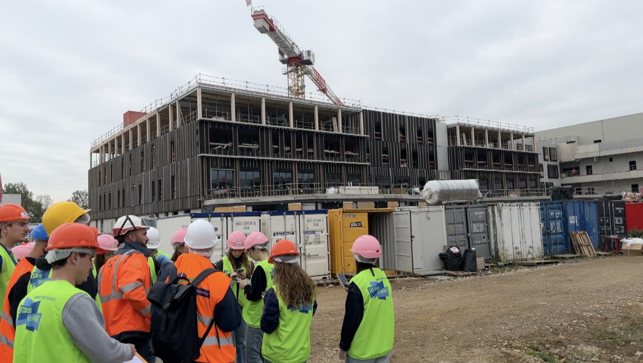 La jeunesse découvre le chantier de la clinique de Maizières-lès-Metz