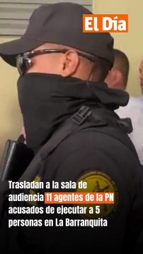 Momentos en que eran trasladados a la sala de audiencia, en Santiago, los 11 agentes de la Policía Nacional acusados de ejecutar a 5 personas el pasado 10 de septiembre en La Barranquita
