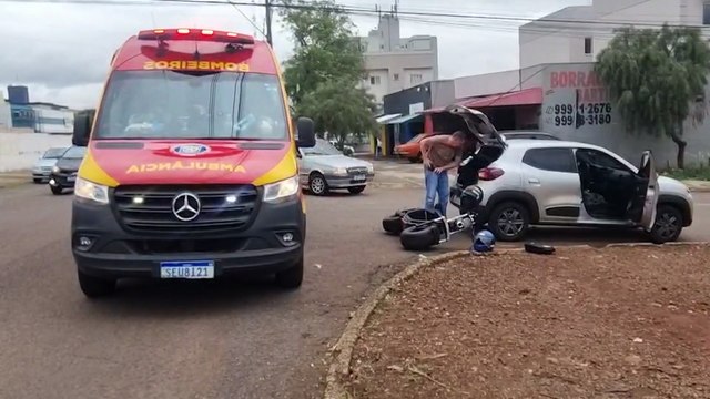 Jovem fica ferido após colisão entre scooter elétrica e Renault Kwid em Cascavel