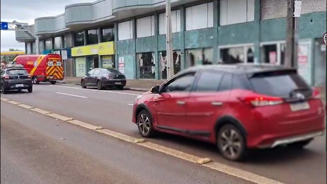 Motociclista fica ferida em acidente de trânsito na Avenida Brasil, em Cascavel
