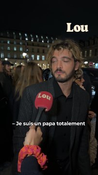 À la sortie du défilé ISABEL MARANT, on a croisé l’acteur Niels Schneider : papa comblé, fou de son fils et fou amoureux de Virginie Efira 💘