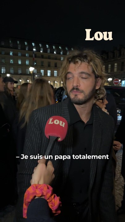 À la sortie du défilé ISABEL MARANT, on a croisé l’acteur Niels Schneider : papa comblé, fou de son fils et fou amoureux de Virginie Efira 💘