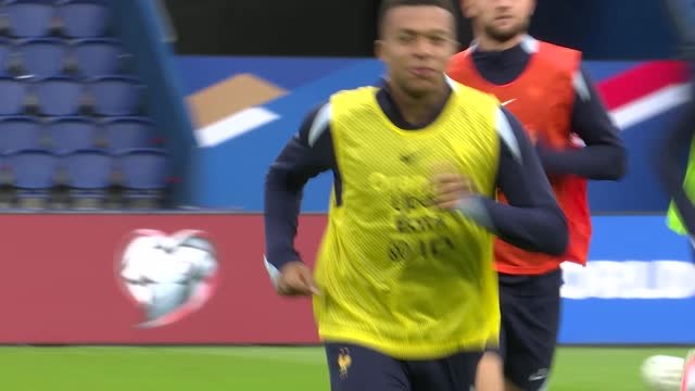 Bleus - Kylian Mbappé grimaçant à l’entraînement