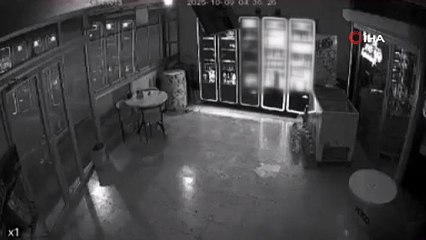 Camı kırıp markete girdi! Çilingir sofrası kurup keyfine baktı ama sonu iyi bitmedi