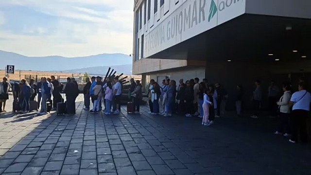 Colas de espera en las paradas de taxi y autobús de la Estación Segovia Guiomar