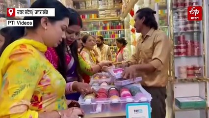 देश भर के बाजारों में करवा चौथ से पहले महिलाओं की भीड़, मेहंदी रचाने से लेकर त्योहारी सामान खरीदने की बेताबी