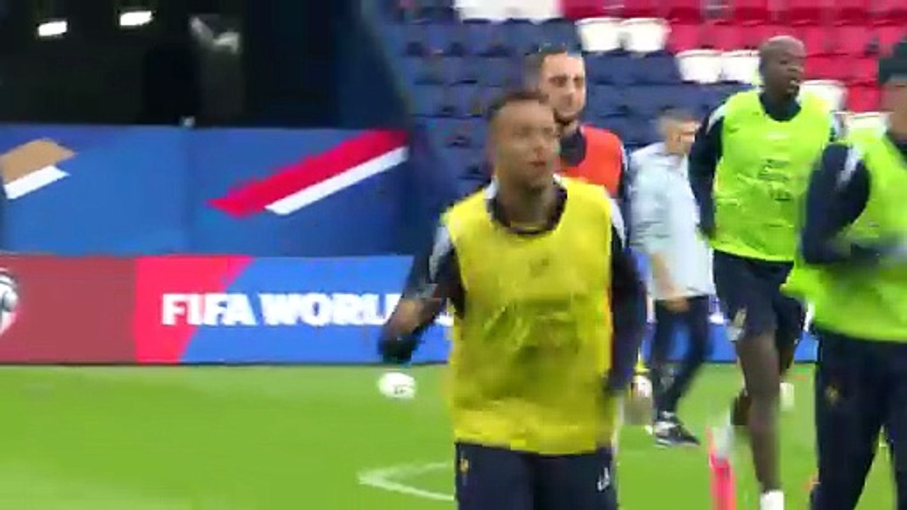 Kylian Mbappé grimaçant à l’entraînement
