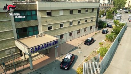 Riesi, rinvenute due «penne pistola» e una calibro 7,65 nel garage: scatta un arresto