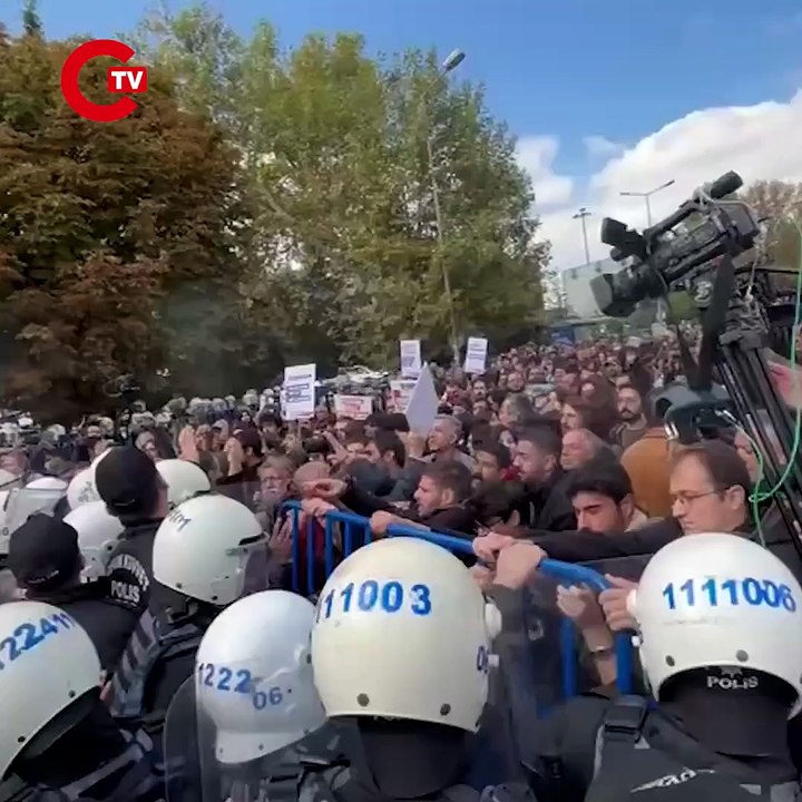 10 Ekim Gar Katliamı anmasına katılanların Gar'dan Adliye'ye yürüyüşlerine izin verilmedi. Göstericiler ve polis arasında arbede yaşandı